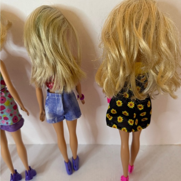 Five Blonde Barbies with all NEW outfits and accessories and storage bags! - Picture 10 of 16